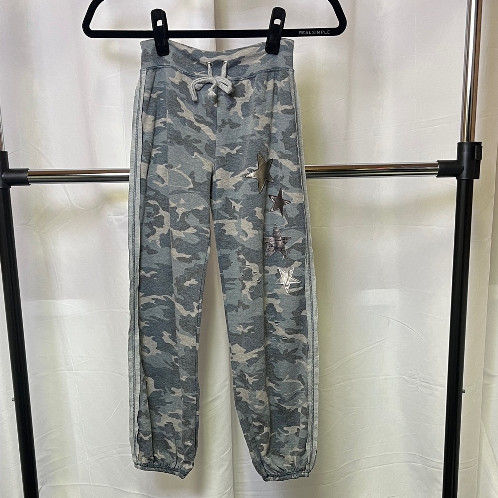 Random Hearts girls camo star slash distressed sweatpants Medium